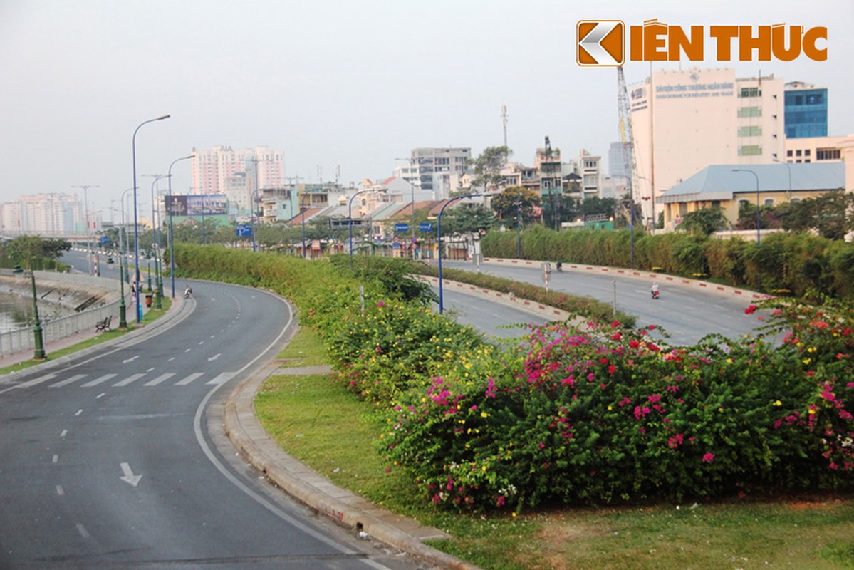 Ha Noi, TP HCM sang mung 1 Tet tinh lang den ky la-Hinh-15